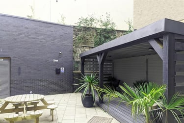 1 bed studio, Calton Road, Holyrood, Edinburgh, EH88DP - Image 1